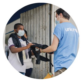 Donar UNICEF kits de Educación y de higiene