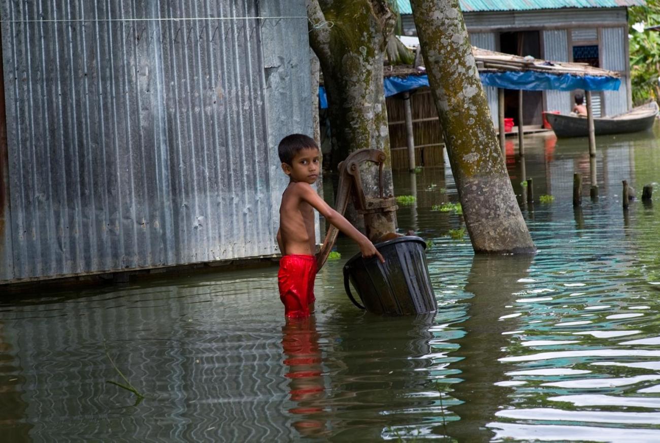 Niño en medio de una inundación