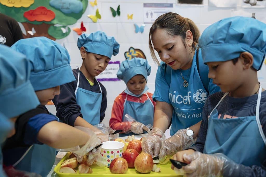 niños y niñas cocinando