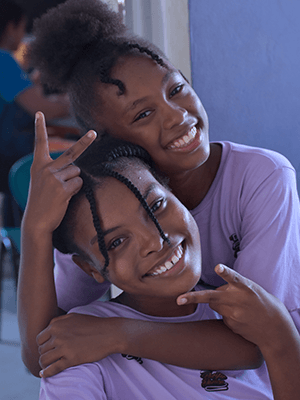 Fotografía de dos adolescentes afrocolombianas abrazándose