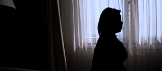 Fotografía silueta de una adolescente dentro de una casa