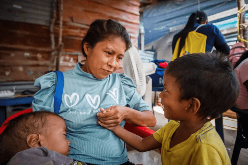 Mamá llevando a sus hijos a vacunar