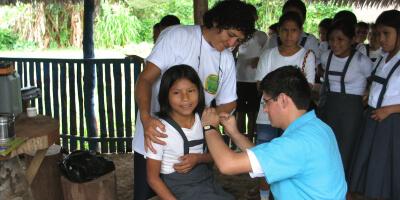 grupo de ninos indigenas siendo vacunados