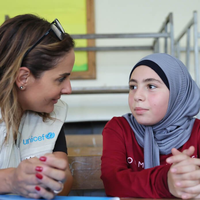 funcionaria de UNICEF dando ayuda psicologica a nina de la region 