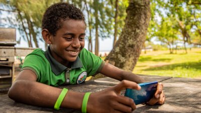 niño jugando en celular UNICEF