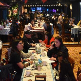 personas comiendo en un resyaurante