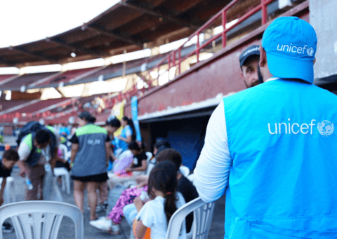 Funcionario de UNICEF en el estadio de cucuta ayudando a las personas afectadas