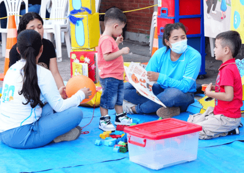 Funcionarios de UNICEF con niños en Cucuta