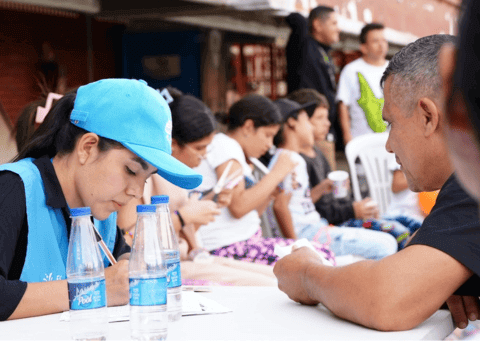 funcionario de UNICEF tomando informacion de los afectados
