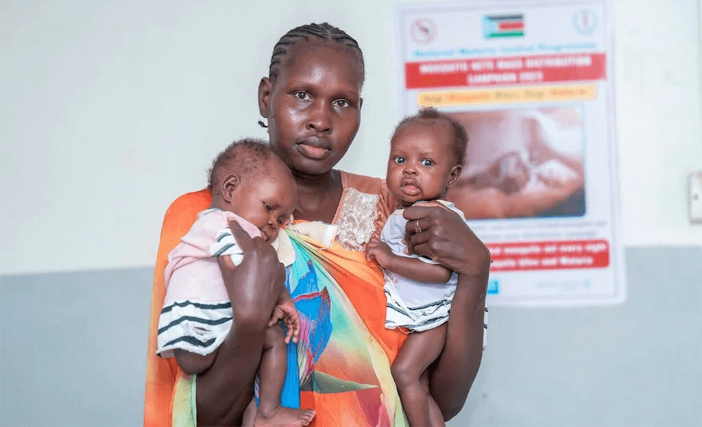 madre afro con dos bebes