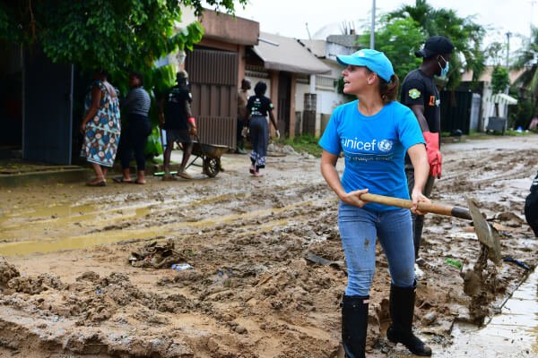 Funcionaria de UNICEF ayudando en emergencia de inundación