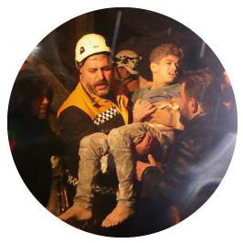 Niño rescatado de los escombros