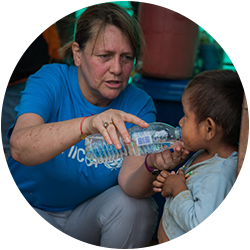 agua potable para niños y niñas