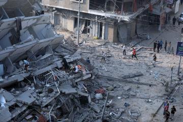 Fotografía de un edificio residencial destruido en Gaza