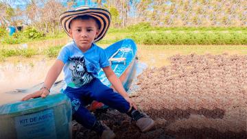 Crisis invernal en Colombia, niño en terreno