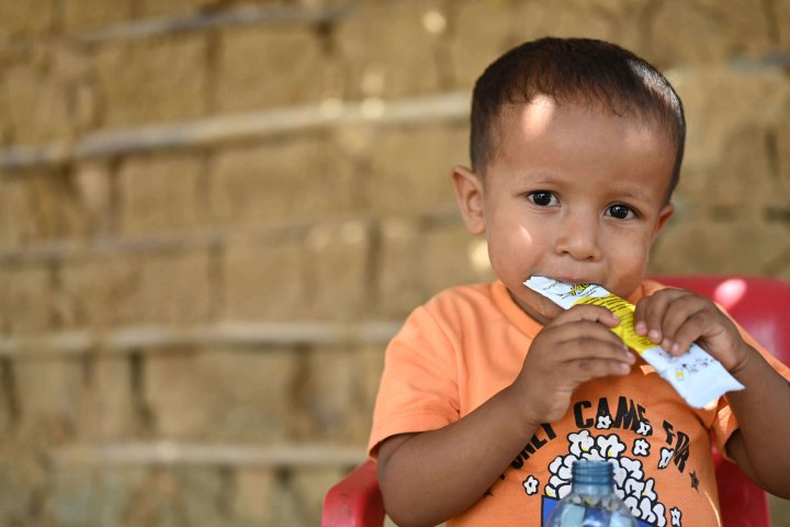niño consumiendo alimento terapeutico