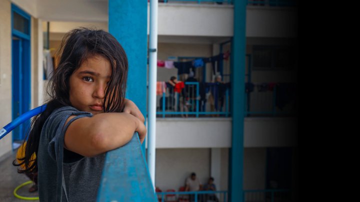 niña mirando a la cámara con sentimiento de tristeza