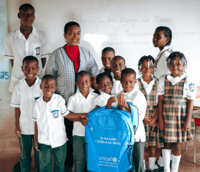 niños con kit en riesgo de minas