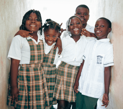 niños y niñas felices