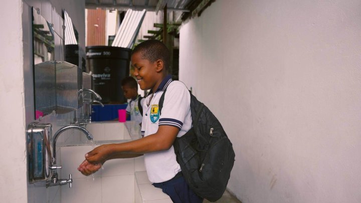 niño_con_manos_limpias