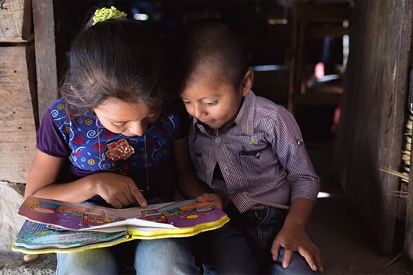 Jóvenes que llevan lectura con UNICEF