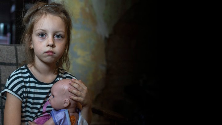 Niña con una muñeca