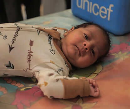 Recién nacido en condición de vulnerabilidad — dona aquí para apoyar los programas de UNICEF que salvan vidas desde el primer día