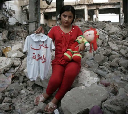 Niño en Gaza entre escombros — dona aquí para apoyar la emergencia humanitaria de UNICEF en zonas de conflicto