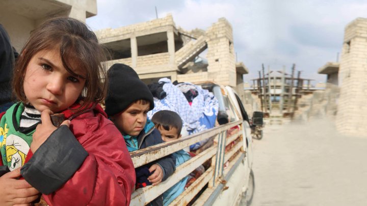 Niños y niñas desplazados por el conflicto en Líbano, reflejando la vulnerabilidad y necesidad de ayuda humanitaria urgente.