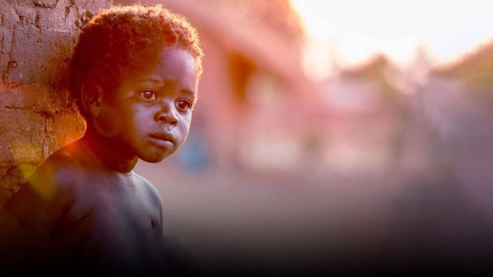 hero-nino-mirando-al-horizonte