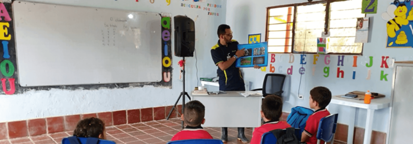 niños estudiando riesgo de minas antipersonales