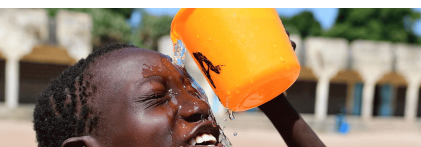 niño con agua