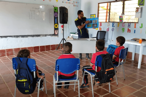 niños estudiando riesgo de minas antipersonales