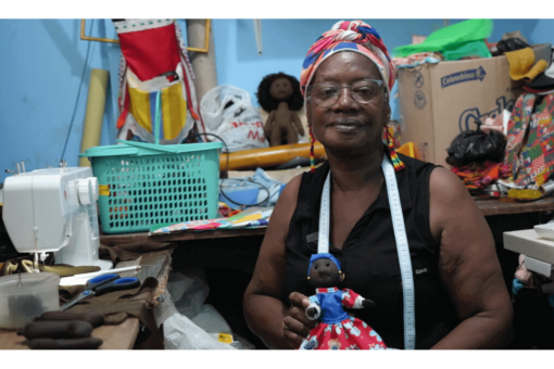 Eirene mostrando las muñecas que fabrica